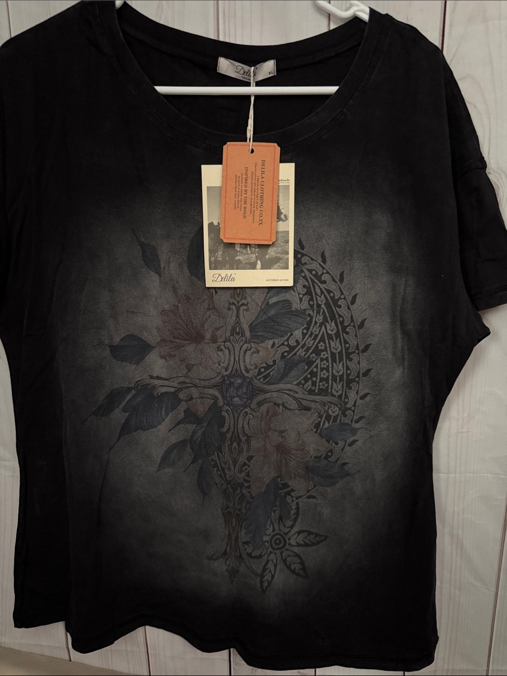 Delila boutique Black Short-Sleeve Tee with Floral Cross Print xl new with tags